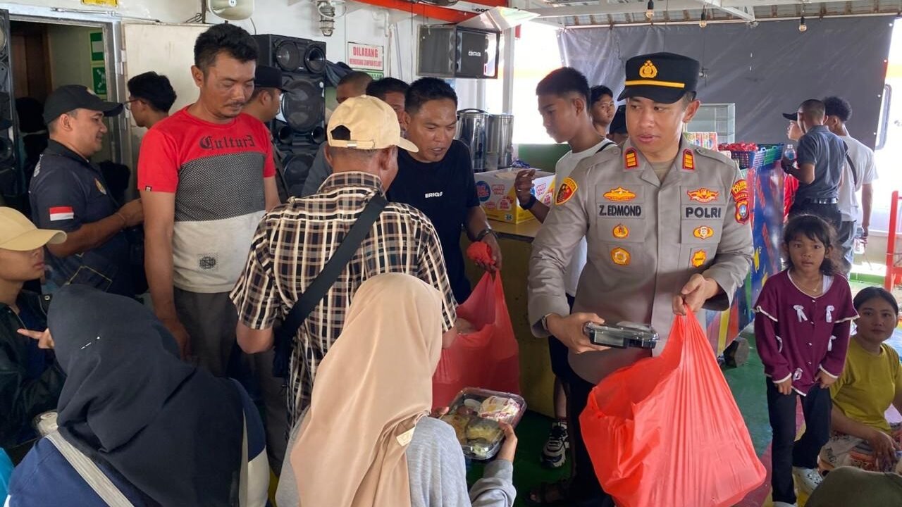 Polsek KKP Bagikan Nasi Kotak Ke Pemudik Lebaran